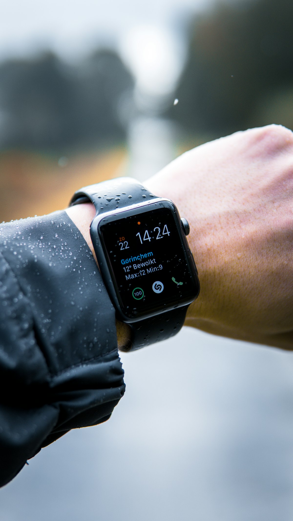 Pessoa utilizando smartwatch esportivo durante corrida ao ar livre ao pôr do sol