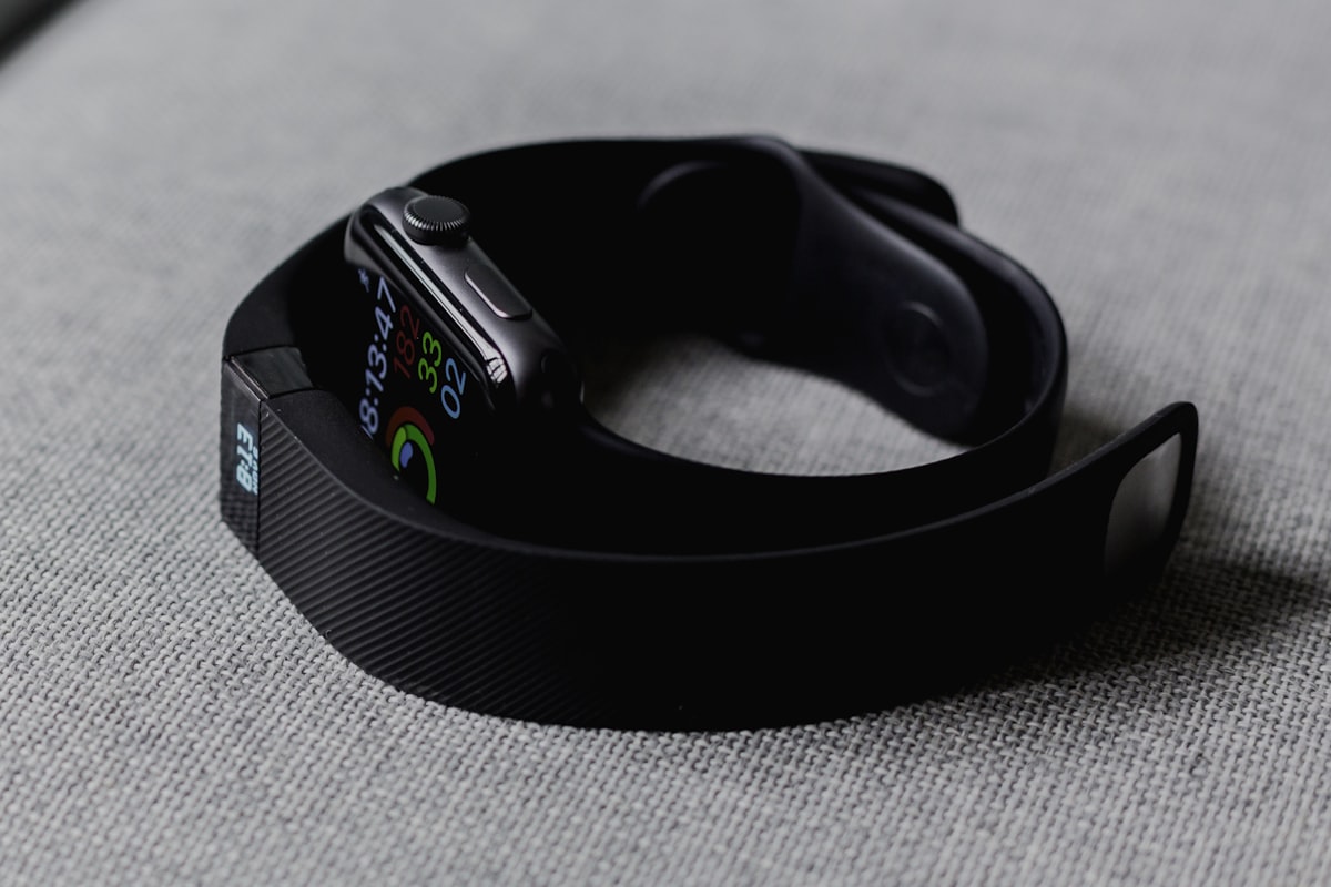 Atleta ajustando o smartwatch no pulso antes de iniciar um treino na academia