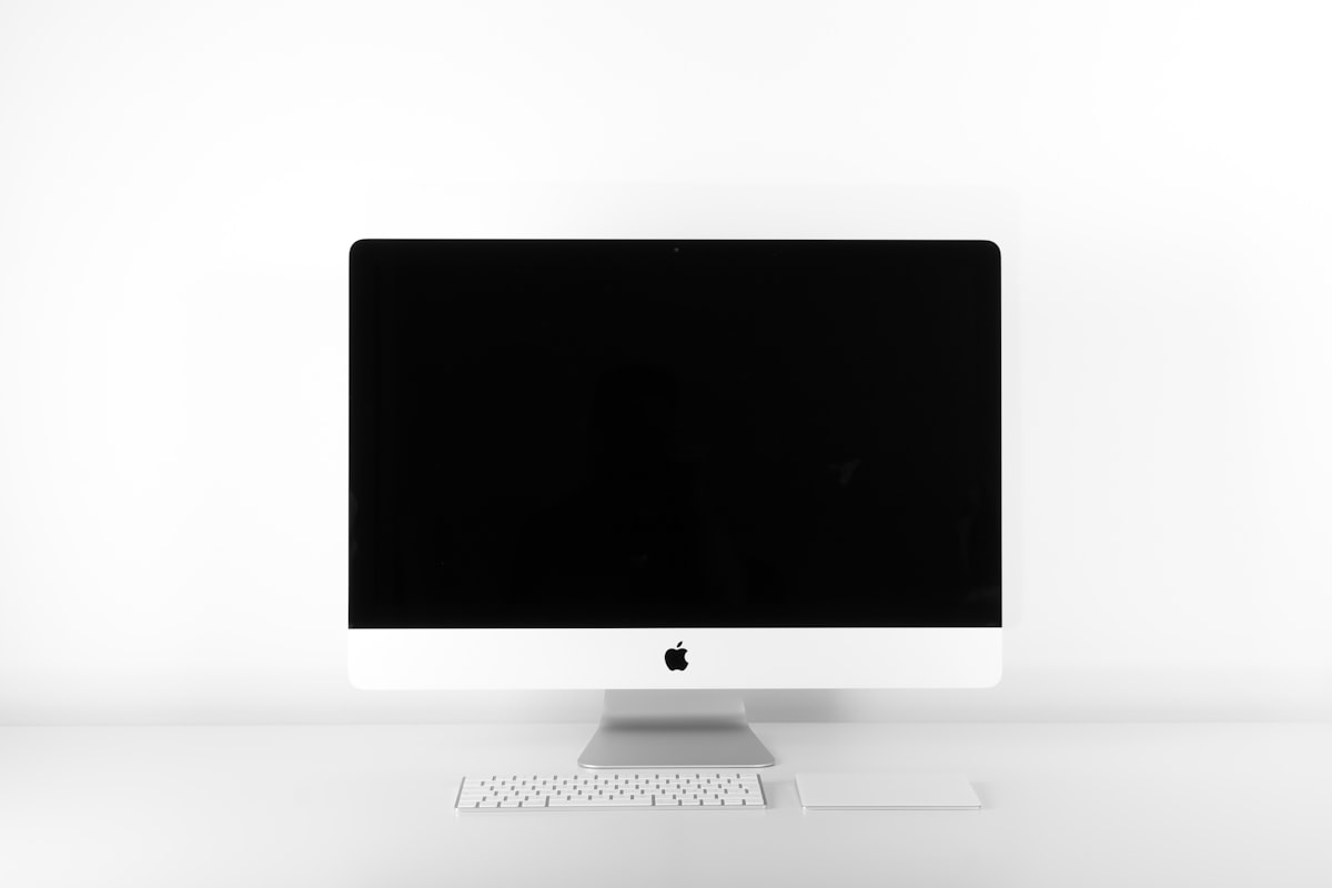 Monitor gamer de alta taxa de atualização exibindo jogo competitivo em um setup iluminado