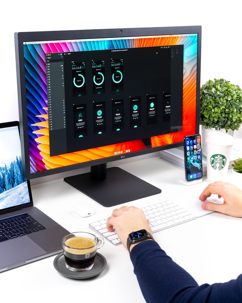 Mouse gamer de alta performance ao lado de monitor gamer de alta taxa de atualização