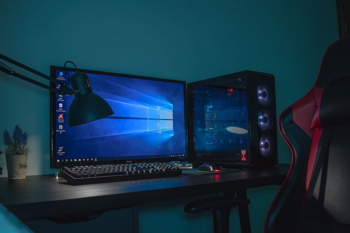 Setup gamer de alto desempenho com cadeira gamer