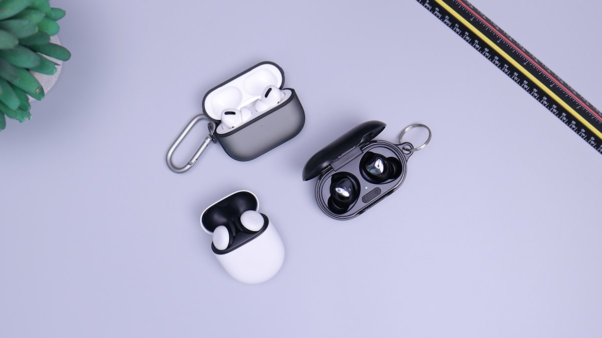 Fones de ouvido Bluetooth TWS em seu estojo de carregamento aberto sobre uma superfície limpa