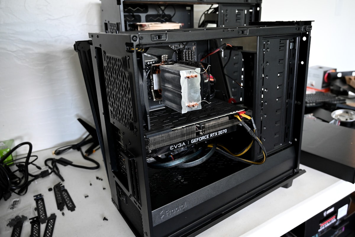 Gabinete de PC gamer de entrada sobre mesa branca