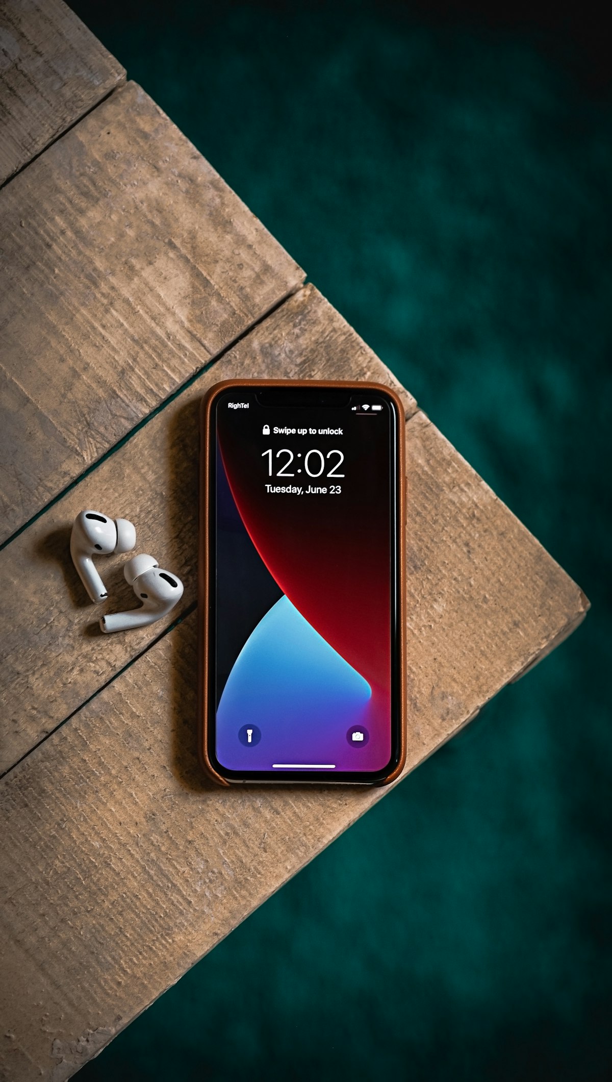 Mão segurando um smartphone com design elegante mostrando a tela inicial