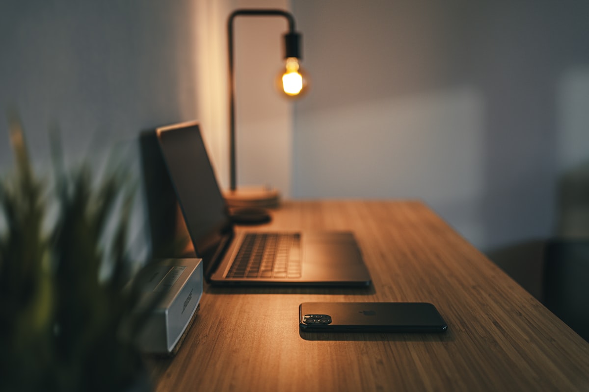 Braço articulado de monitor instalado na mesa permitindo ajustes ergonômicos fluídos
