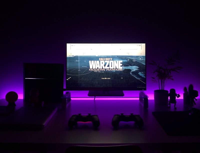 Setup gamer completo com iluminação personalizada focado em criação de conteúdo