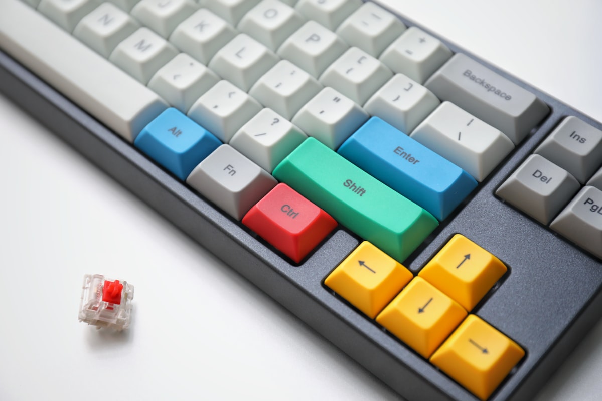 Pessoa trocando switch de teclado mecânico com ferramenta extratora