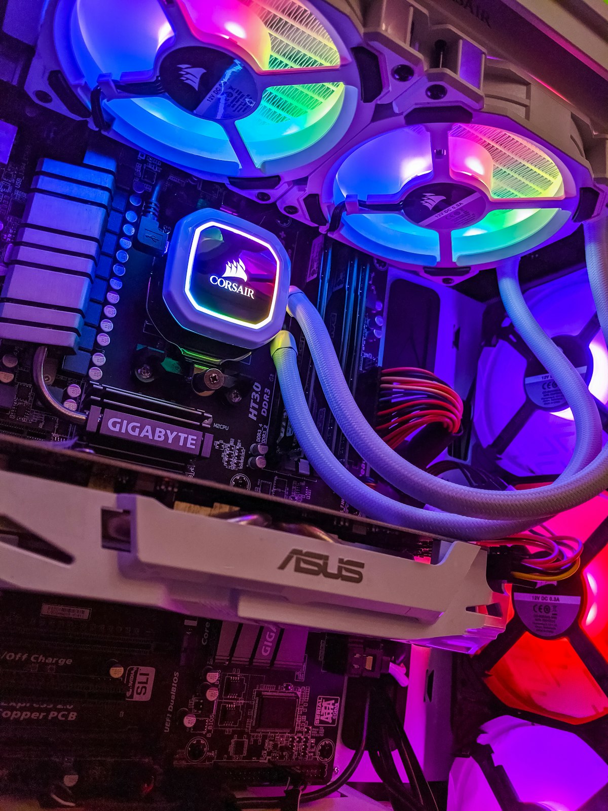 Gabinete de PC gamer com iluminação azul