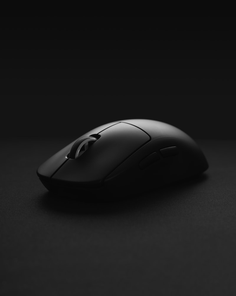 Mouse gamer sem fio em um setup minimalista