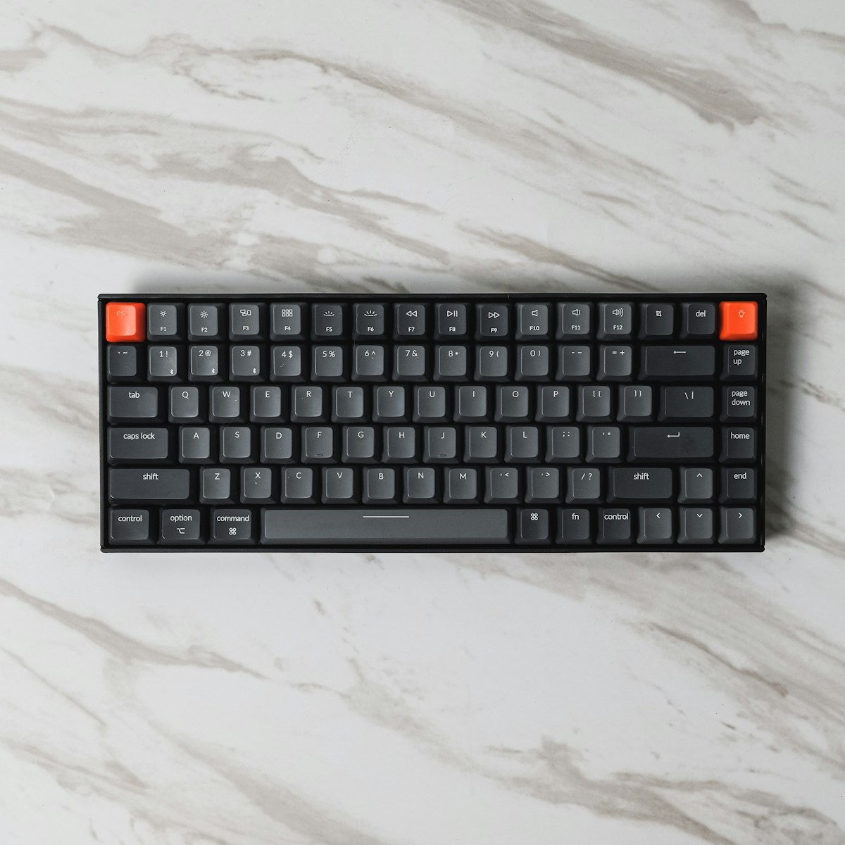 Teclado mecânico premium customizado sobre um mousepad de feltro cinza