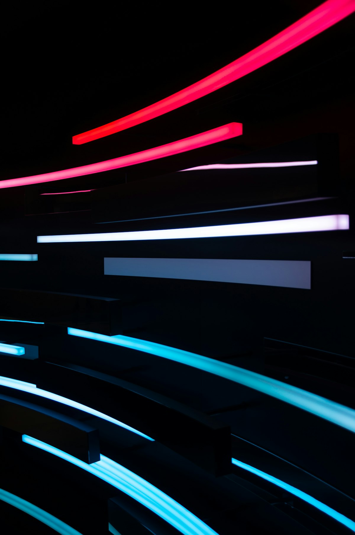 Teclado mecânico com iluminação RGB detalhada em ambiente escuro