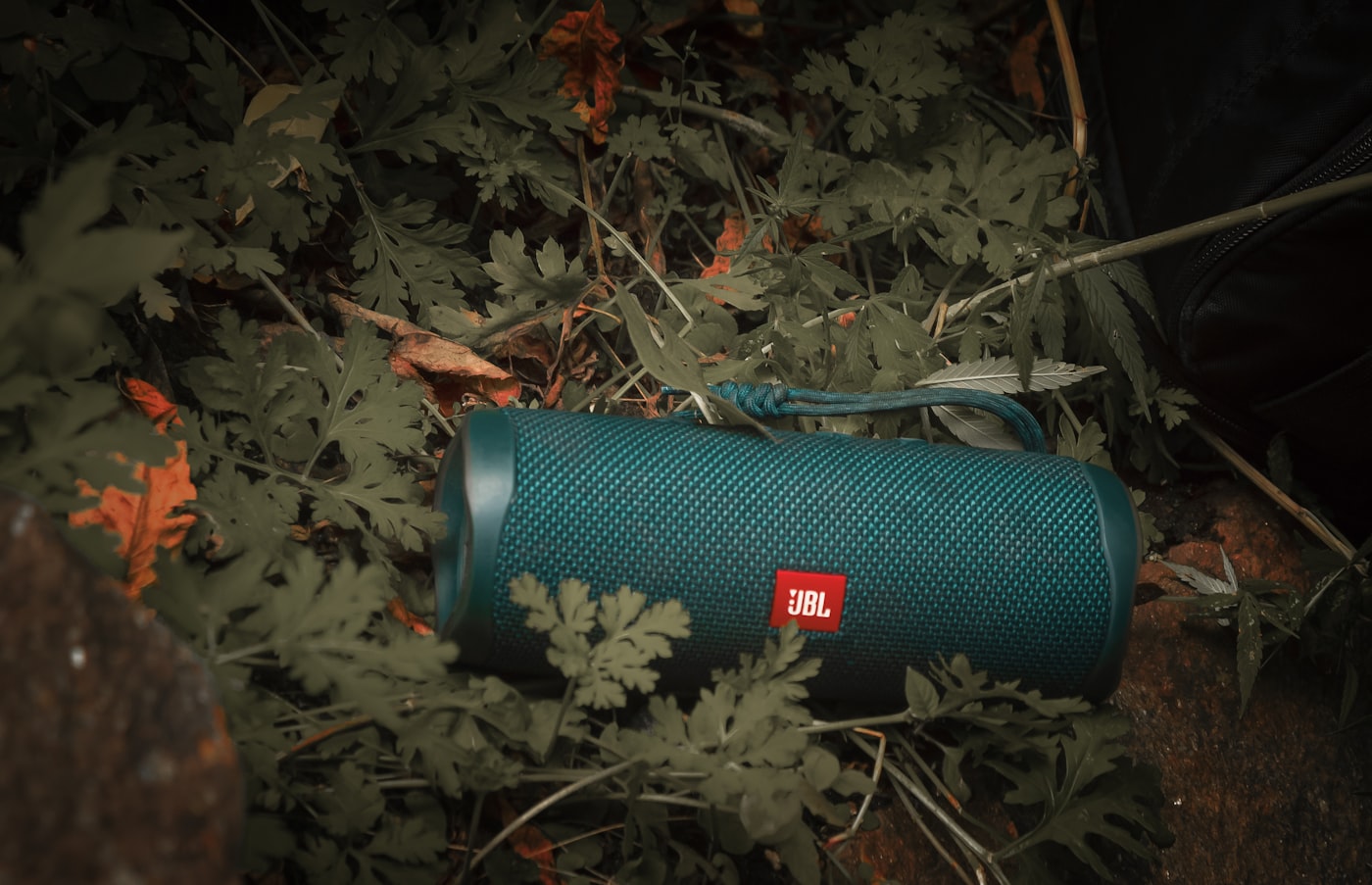 Caixa de som bluetooth JBL em ambiente externo