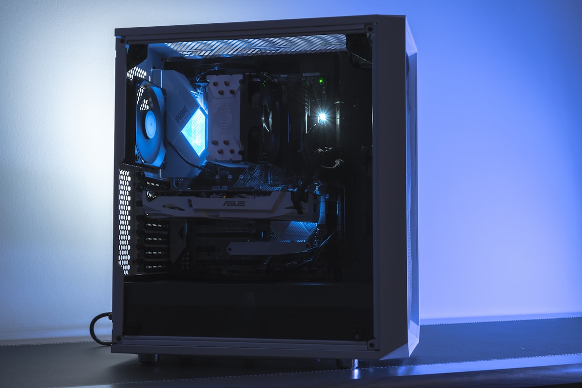 PC gamer intermediário com iluminação azul