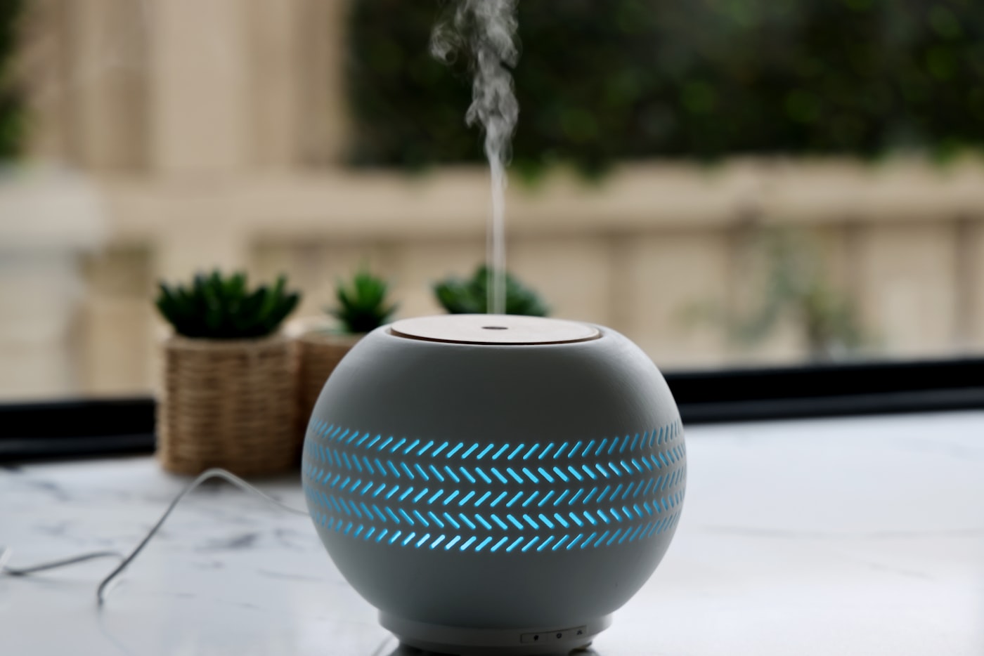 Caixa de som bluetooth portátil sobre uma mesa