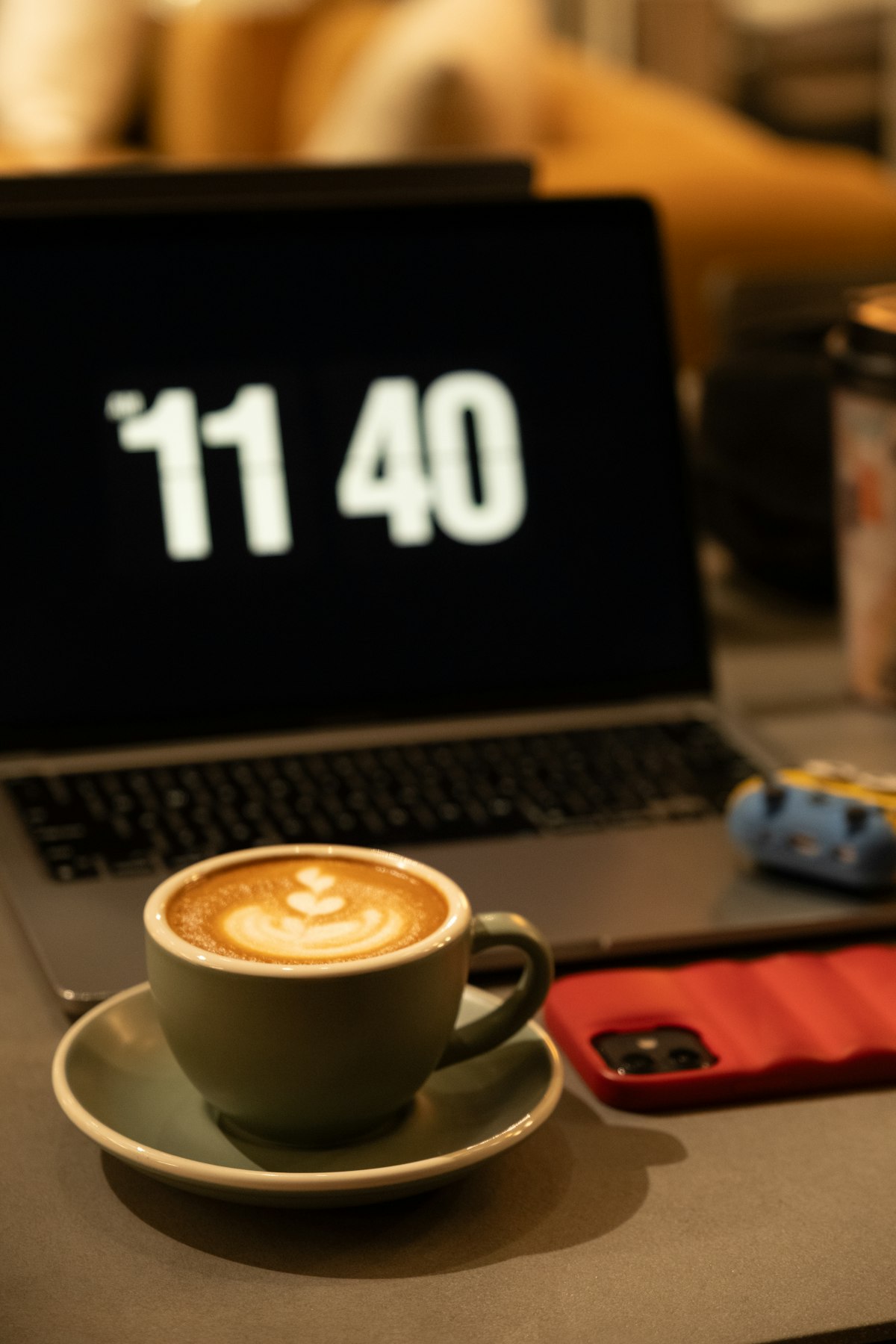 Notebook em mesa de trabalho com café