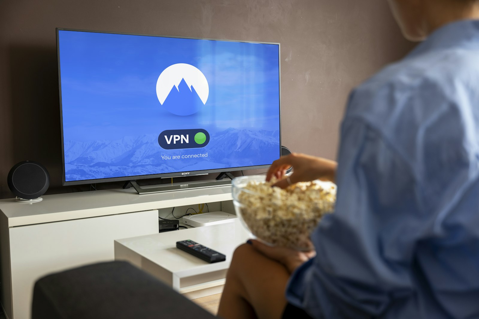 Tela de TV moderna ligada exibindo conteúdo em tela azul