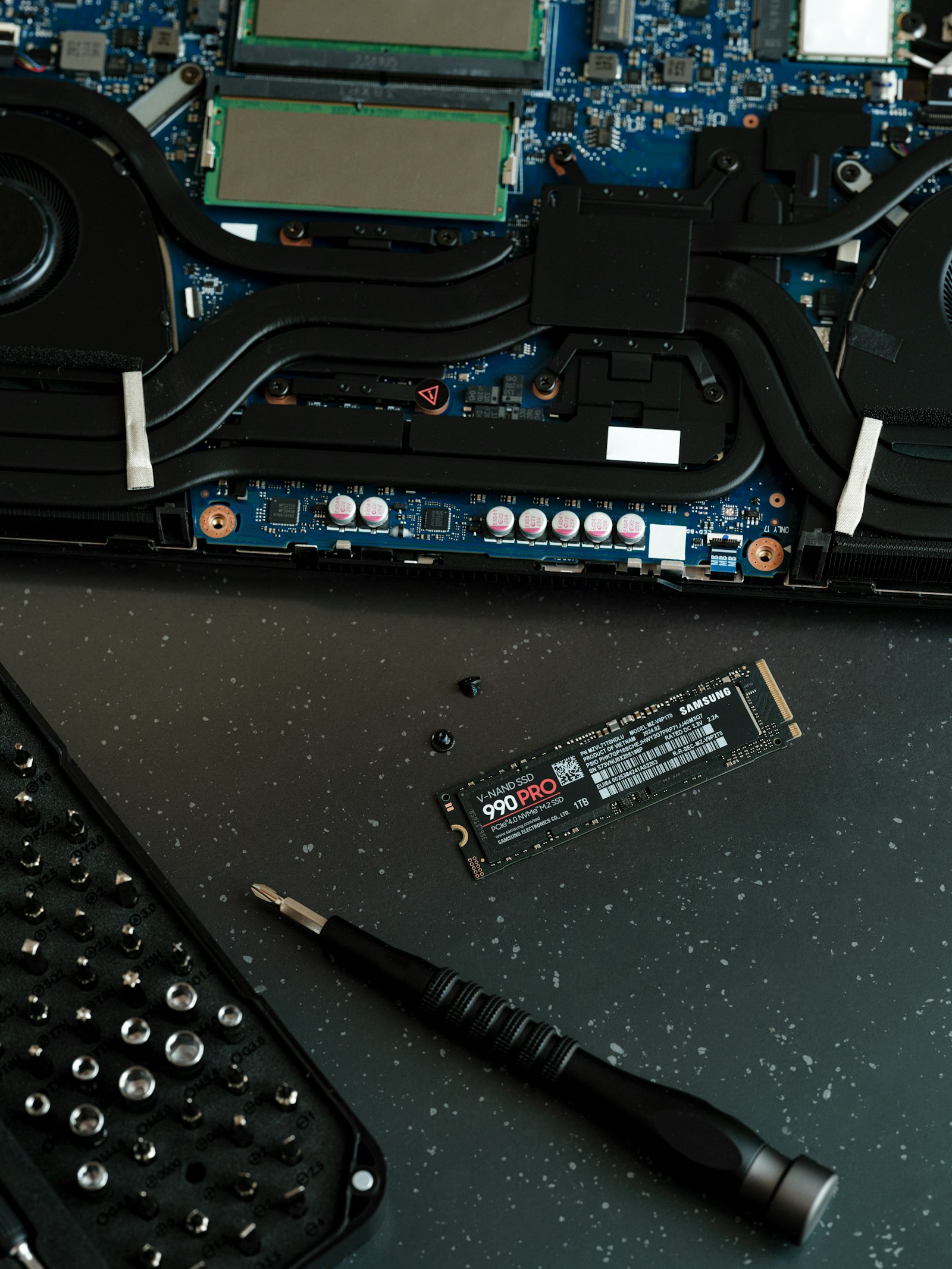 SSD NVMe M.2 sendo instalado em placa-mãe de computador