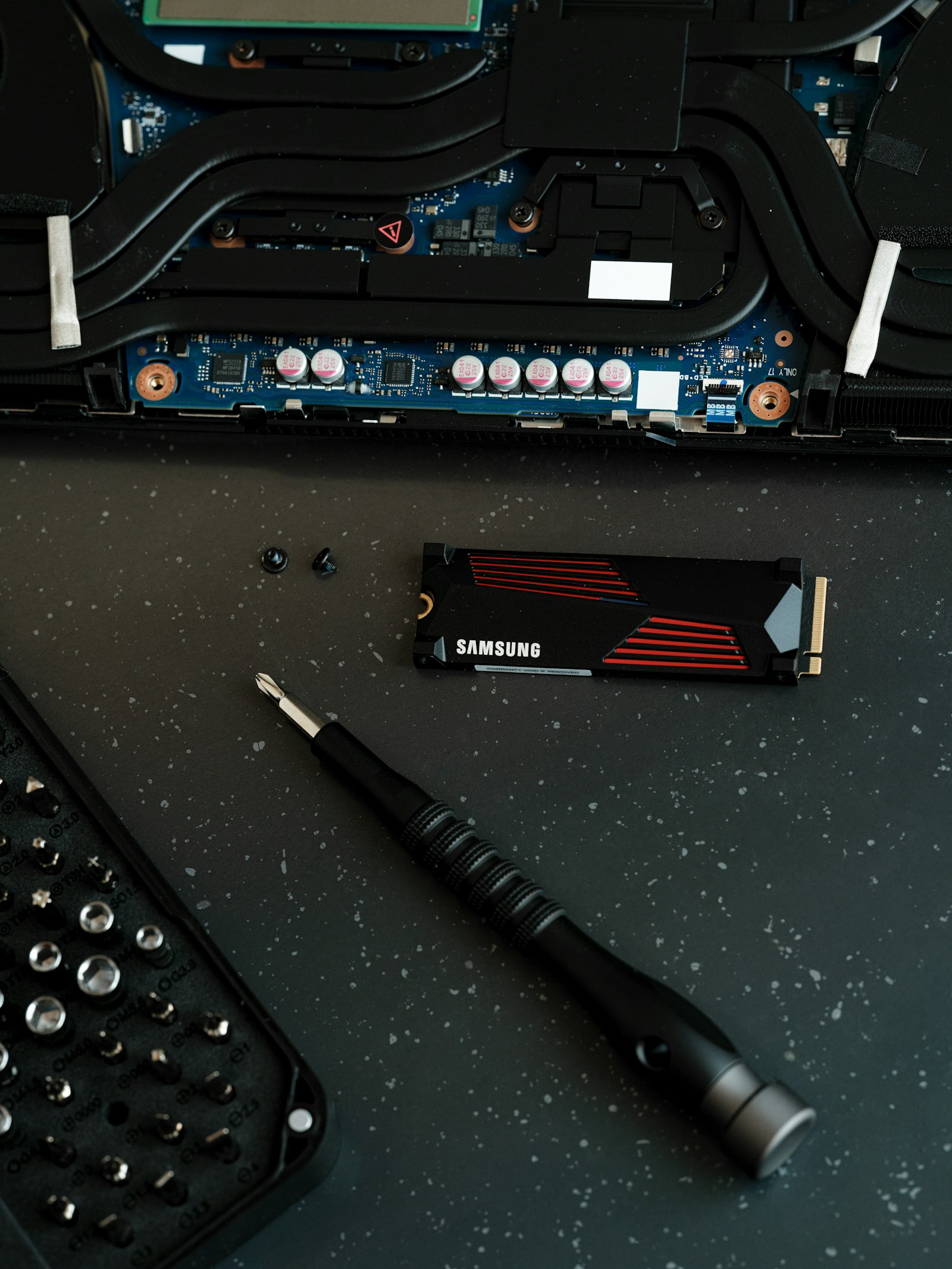 SSD NVMe ao lado de teclado e mouse em mesa de setup