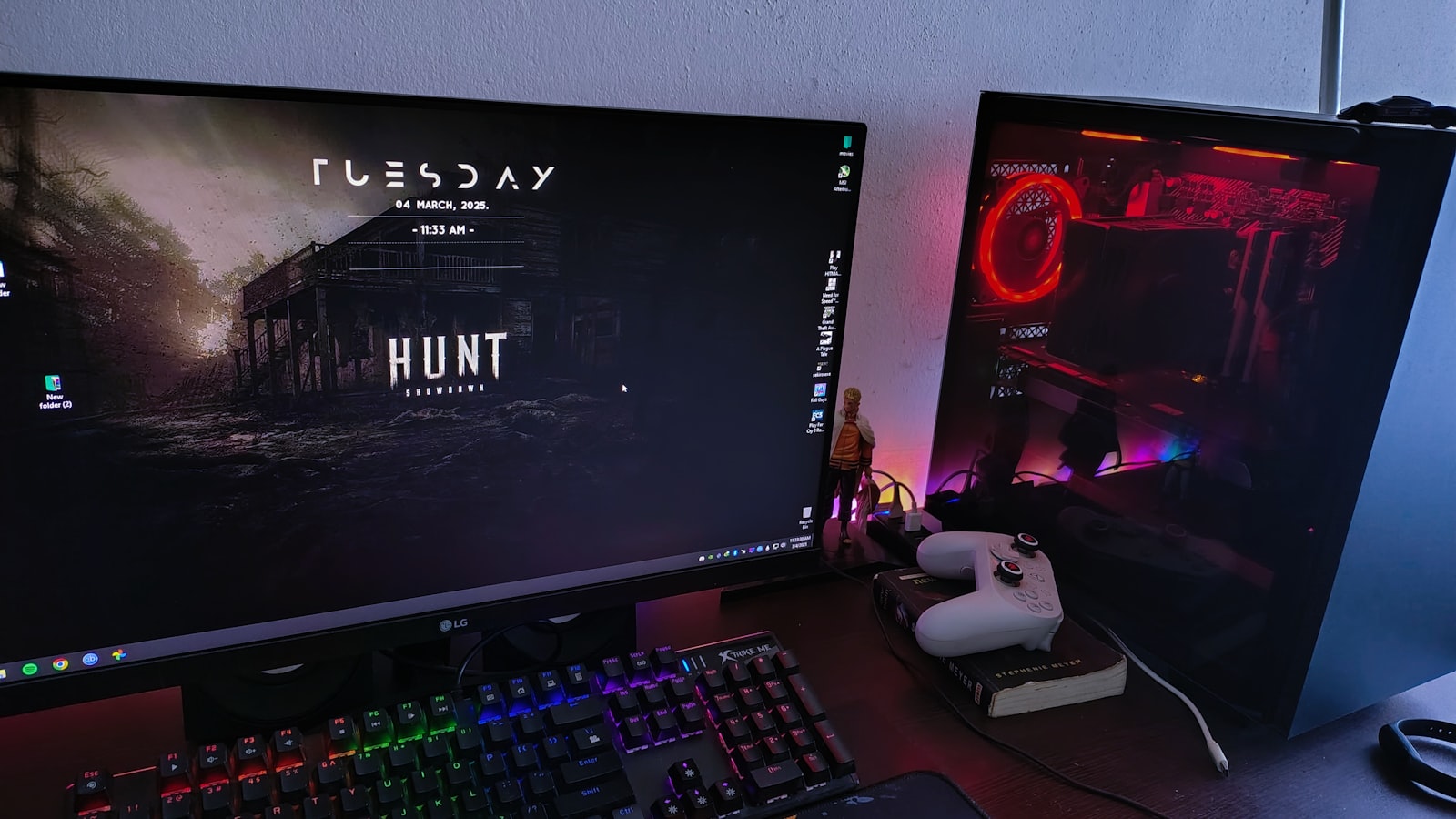 Setup gamer completo com computador de mesa em uso
