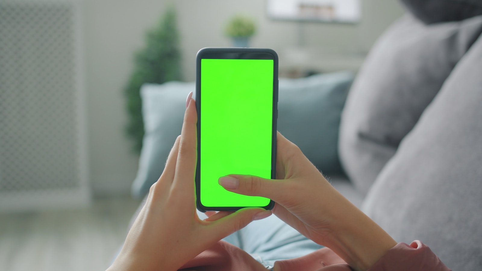 Pessoa segurando smartphone com tela iluminada mostrando interface moderna