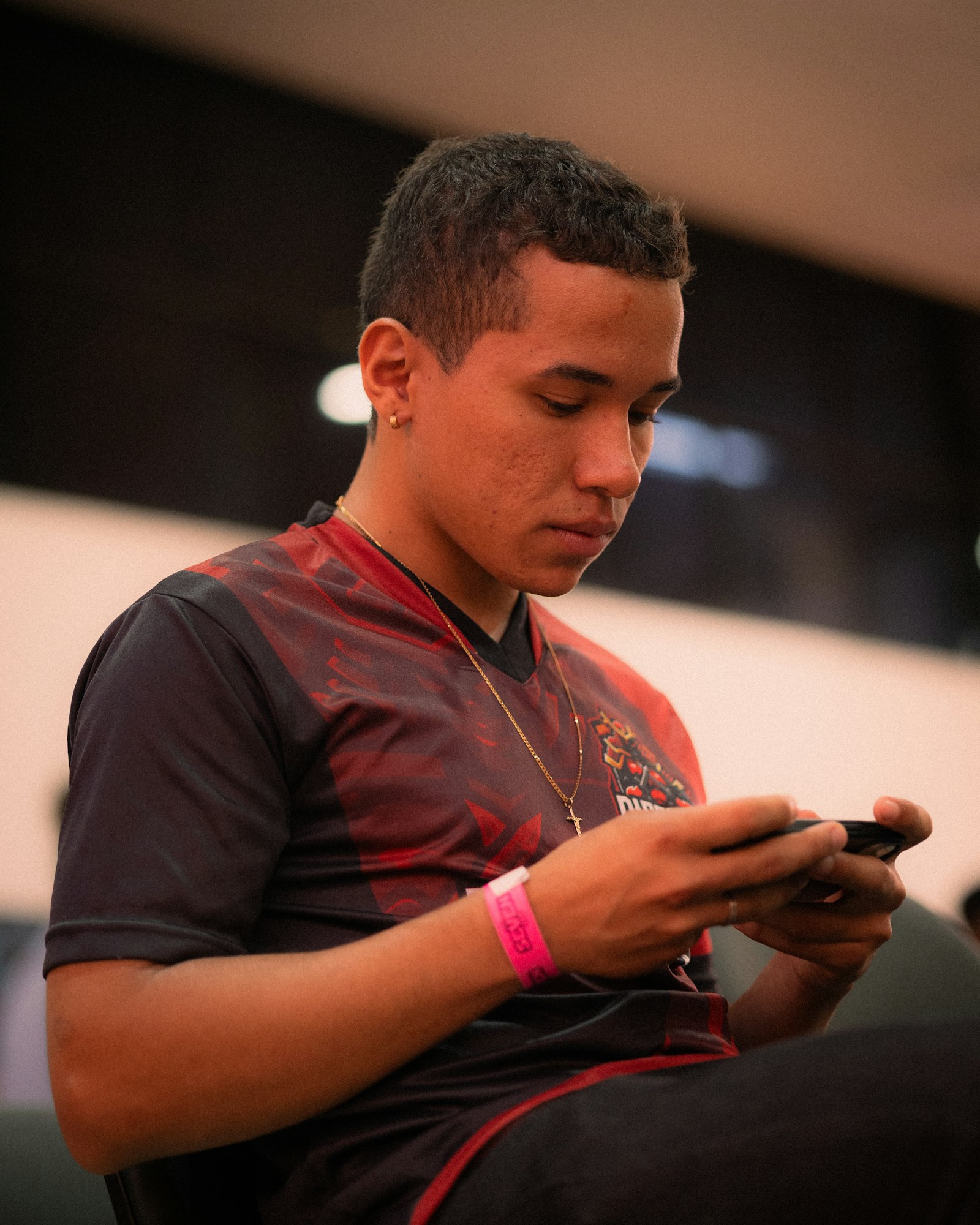 Jovem jogando em um smartphone com foco e concentração