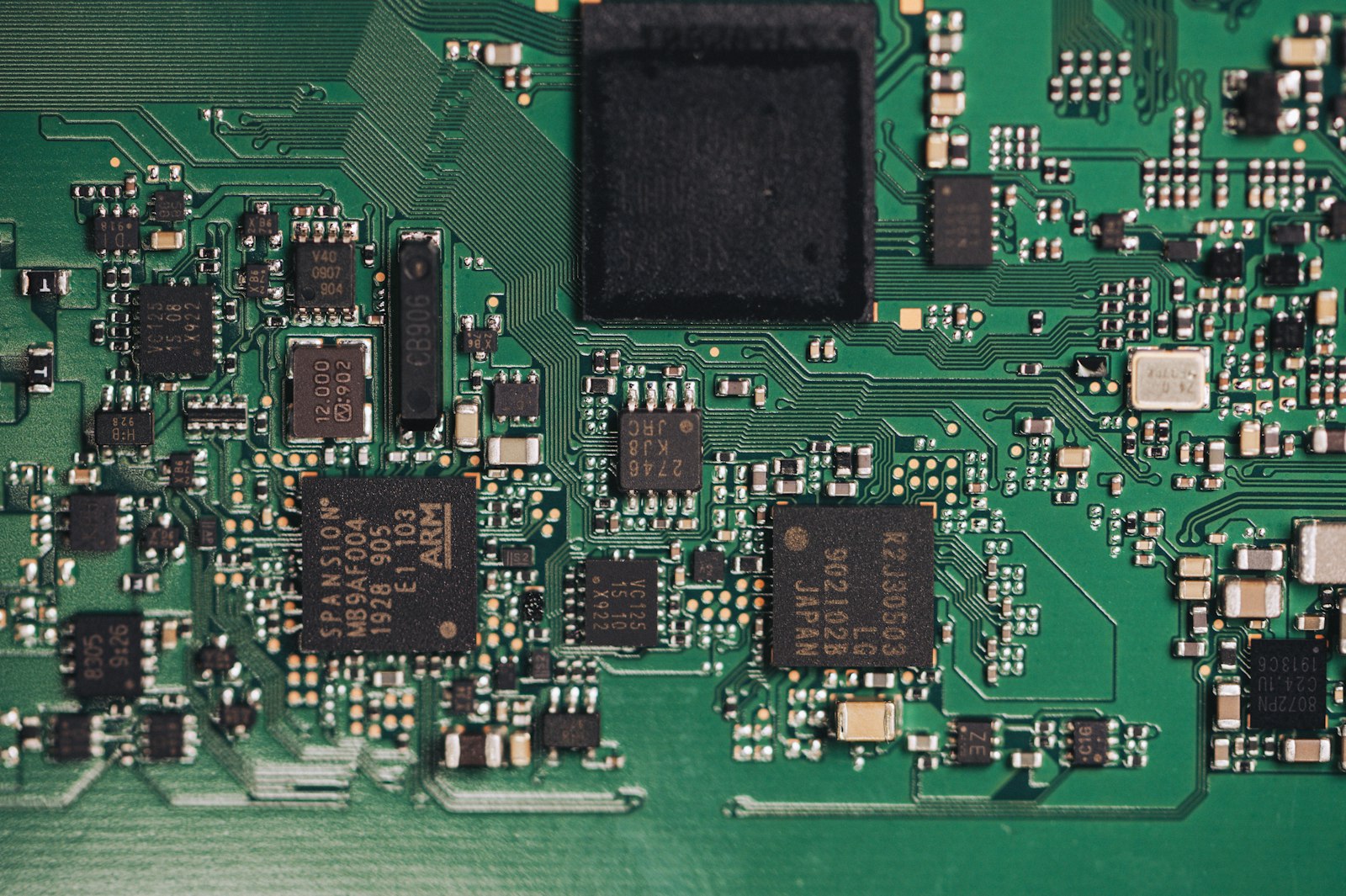 Close-up de circuito eletrônico e componentes de armazenamento