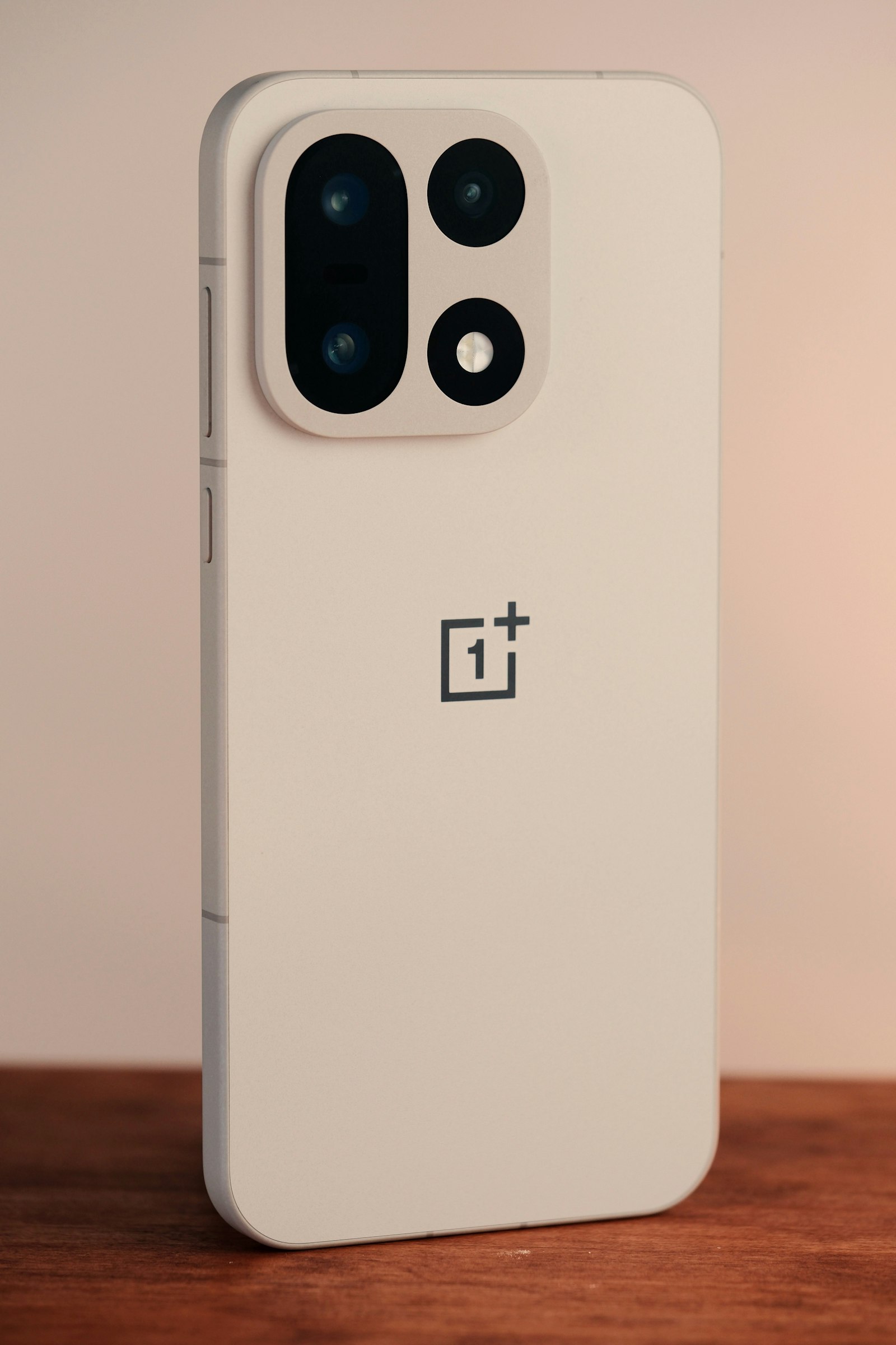 Smartphone branco com módulo de câmera em destaque