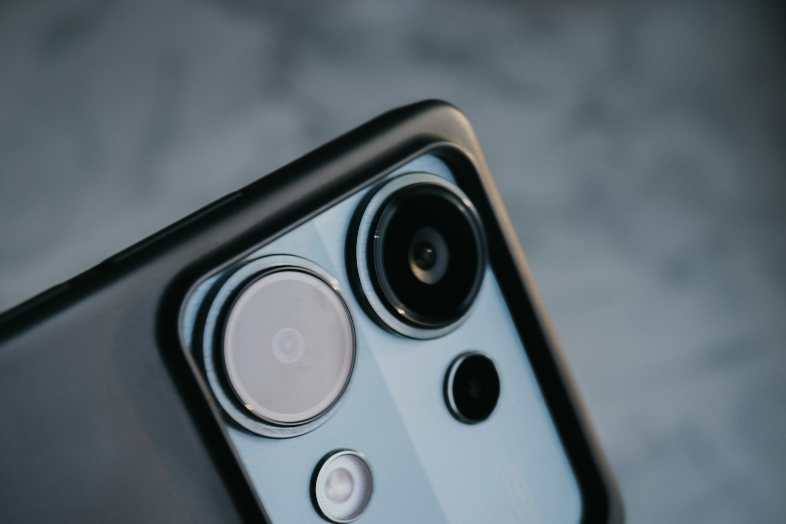 Close-up do módulo de câmeras de um smartphone moderno