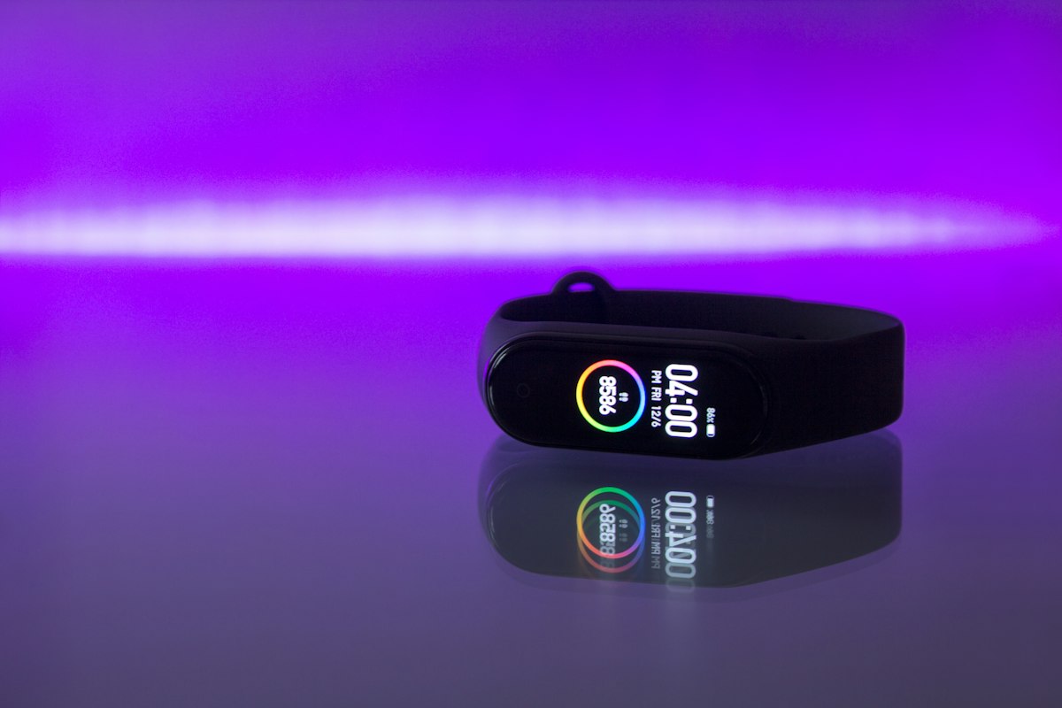 Pulseira inteligente próxima a luzes coloridas