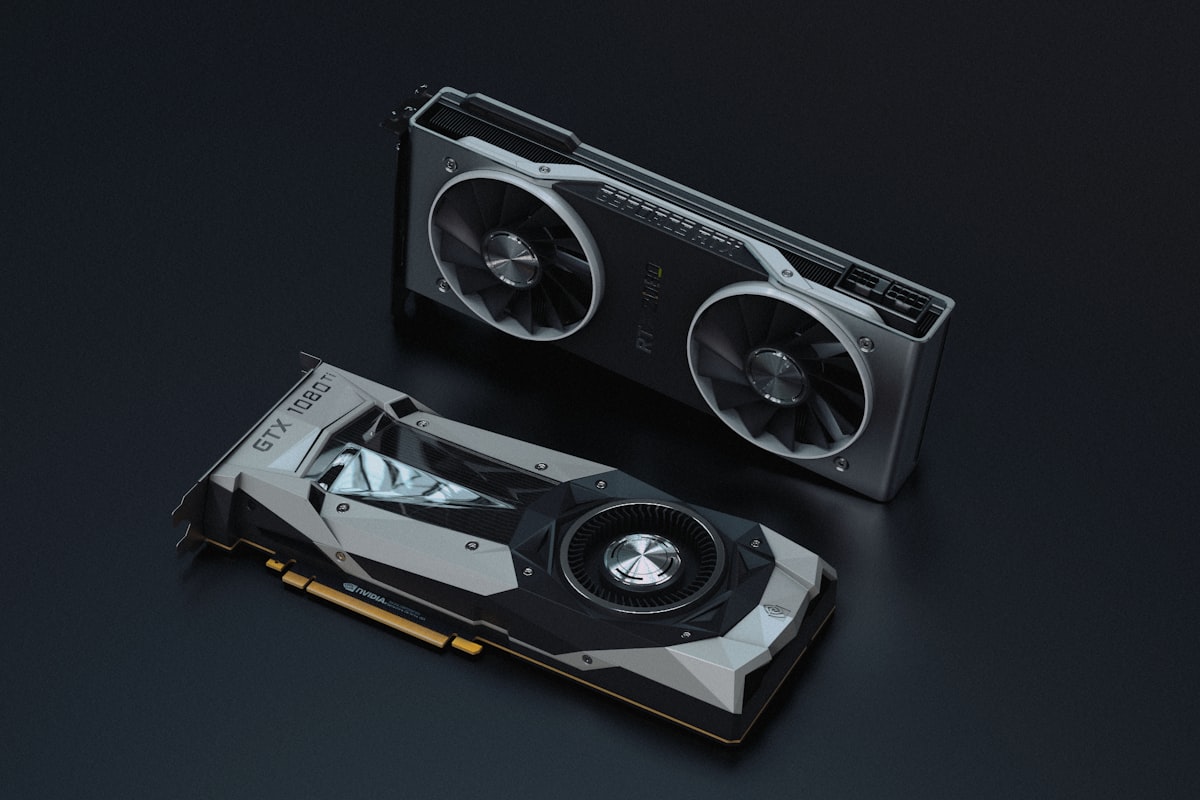 Placa de vídeo instalada em gabinete gamer com iluminação RGB