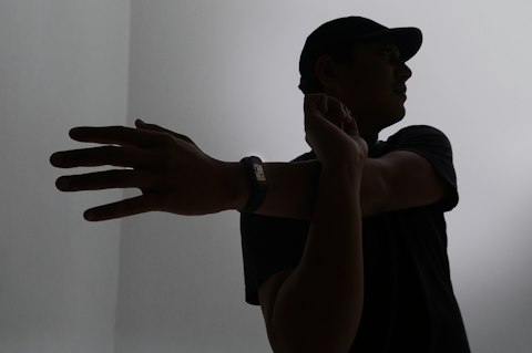 Pessoa se alongando usando smartwatch no pulso