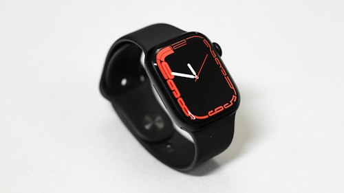 Smartwatch preto sobre fundo branco