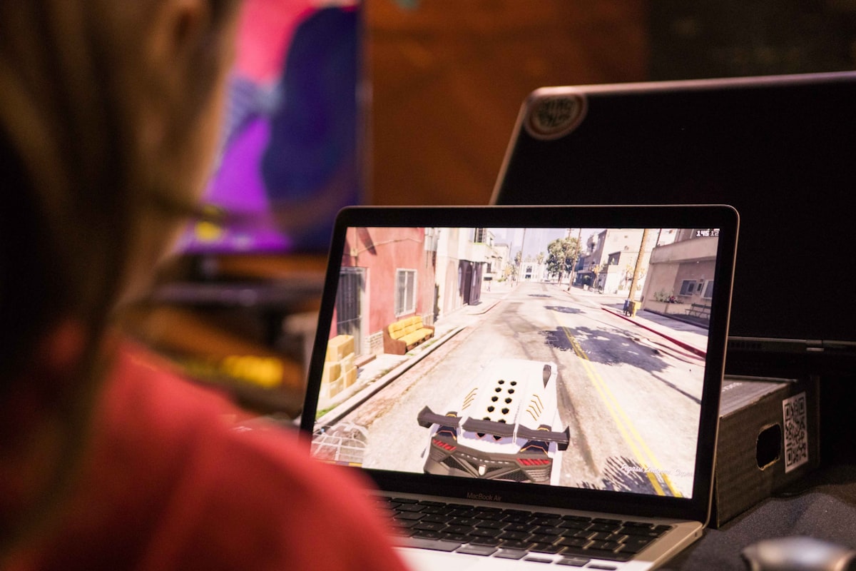 Notebook gamer usado sobre mesa