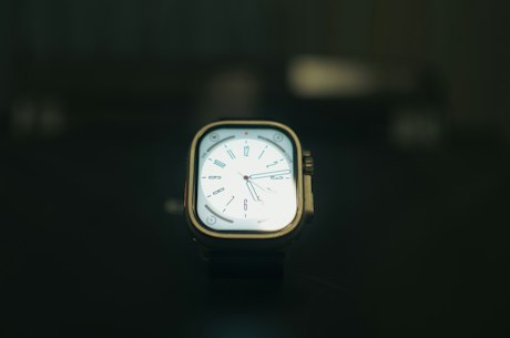Smartwatch em close-up sobre superfície azul
