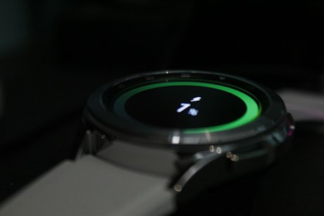 Close de smartwatch em cima de mesa