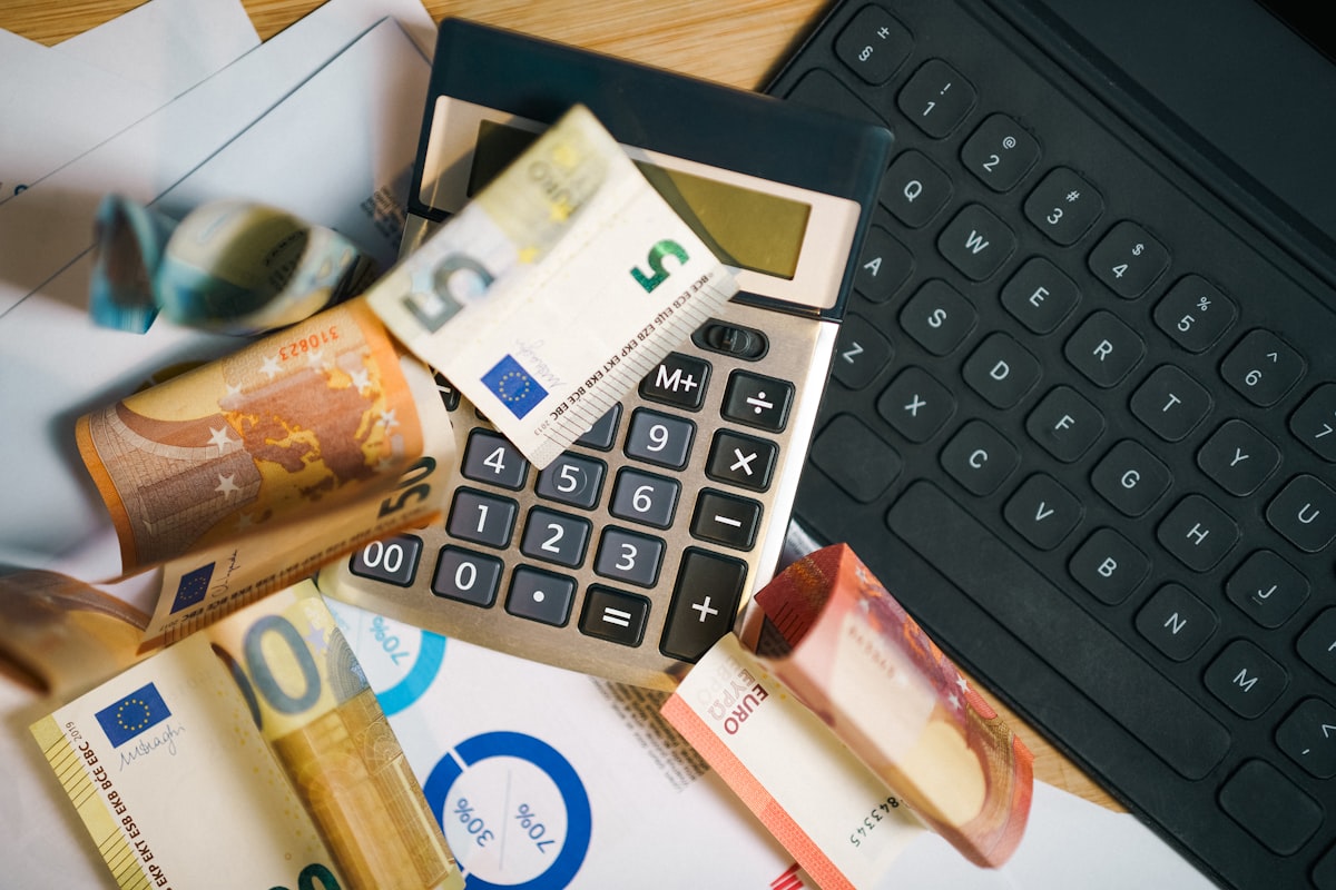 Calculadora sobre notas de dinheiro, simbolizando cálculo de preços