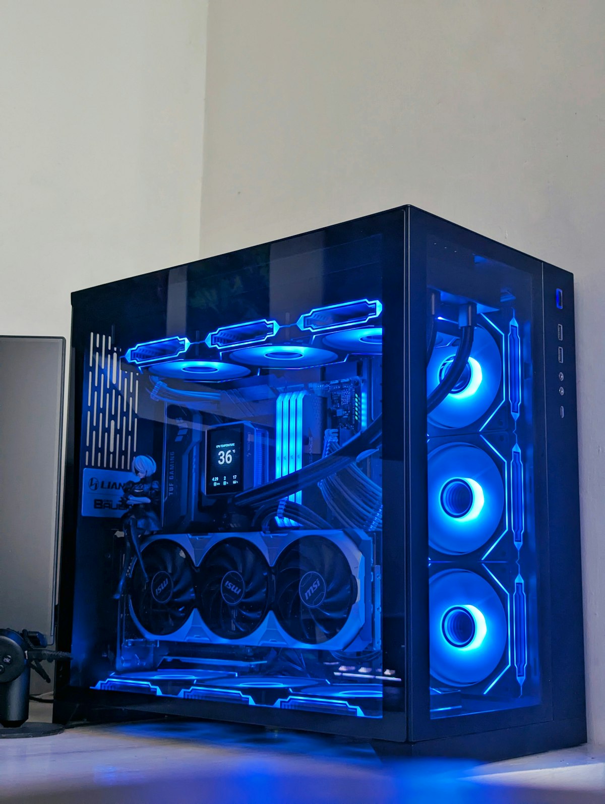Gabinete de PC gamer com iluminação RGB sobre uma mesa