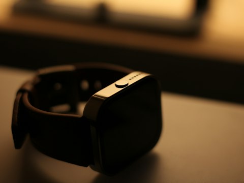 Smartwatch em cima de uma mesa