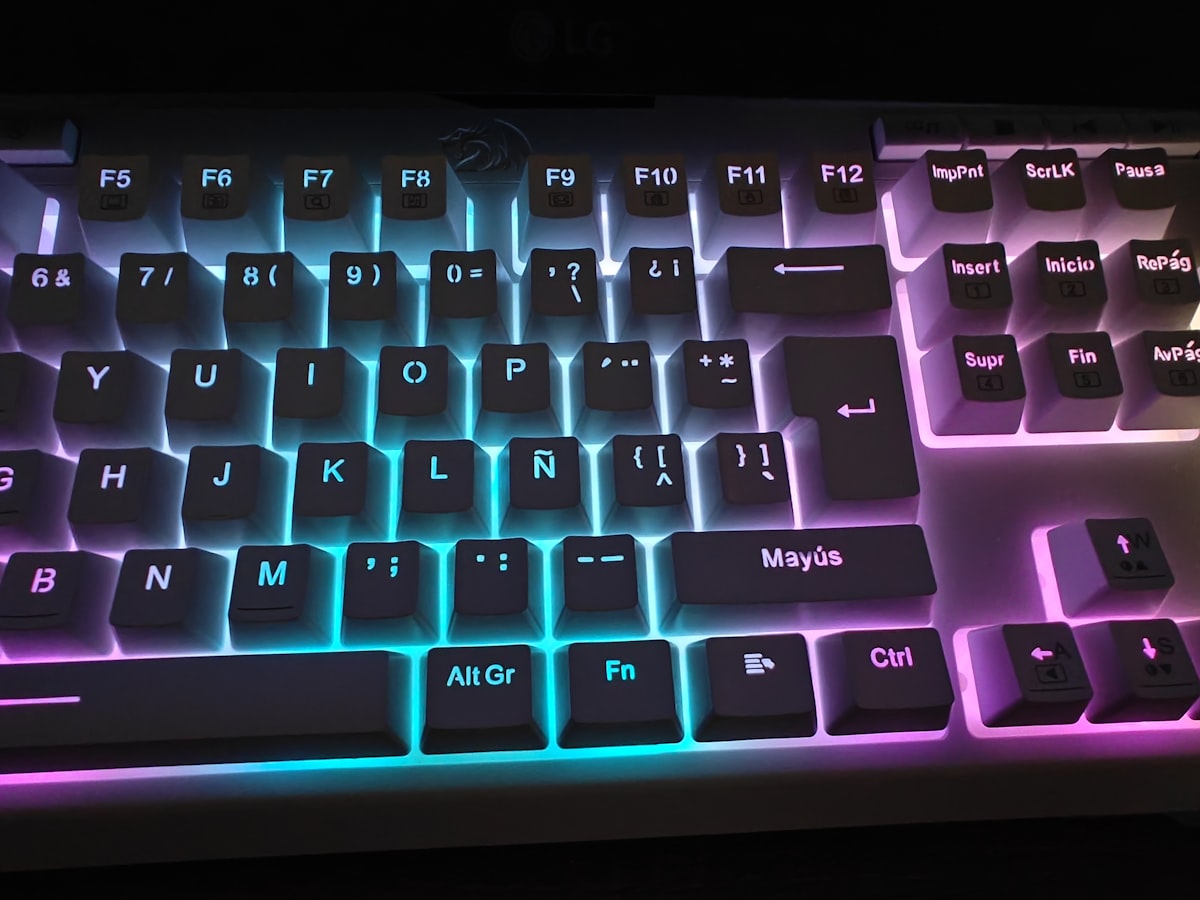 Teclado gamer com iluminação RGB colorida