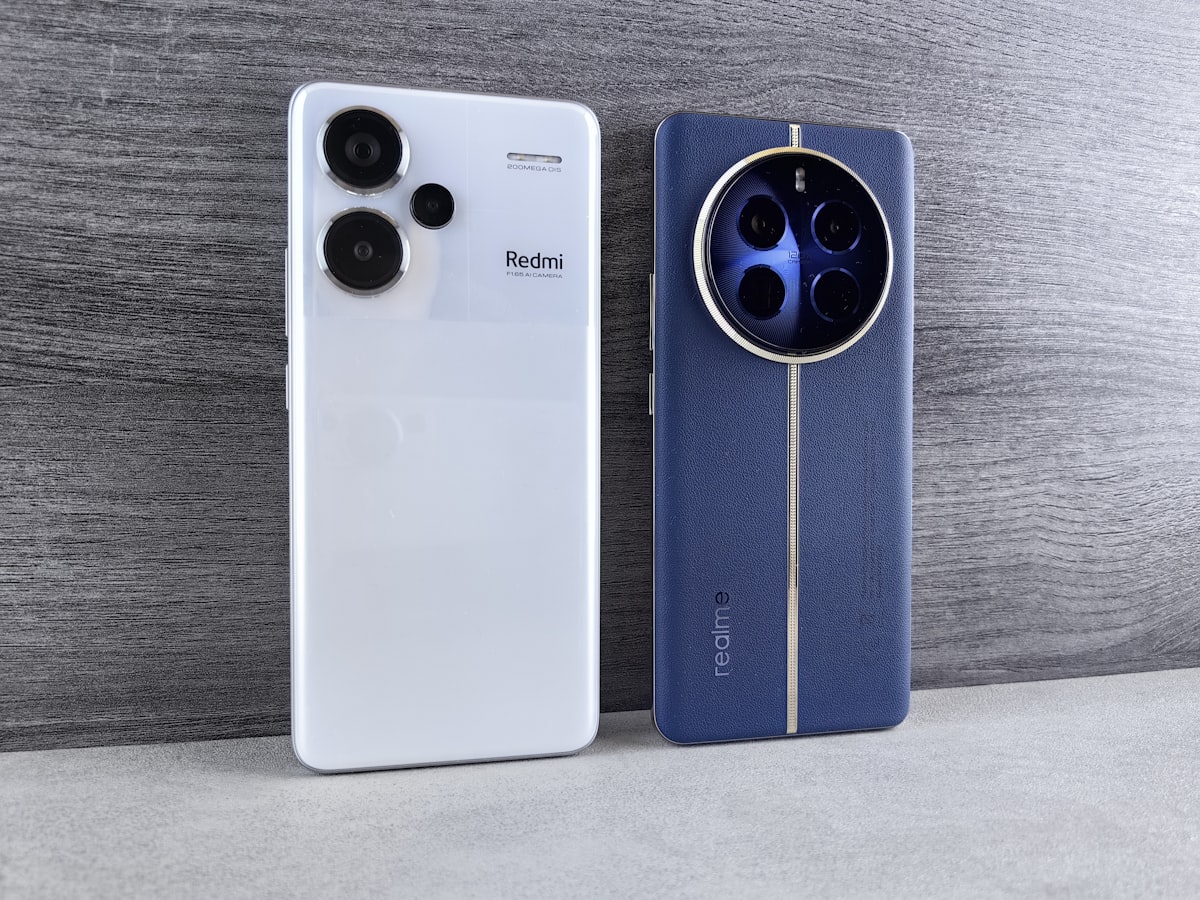 Dois smartphones lado a lado para comparação