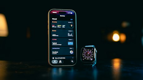 Celular e smartwatch mostrando aplicativos de saúde