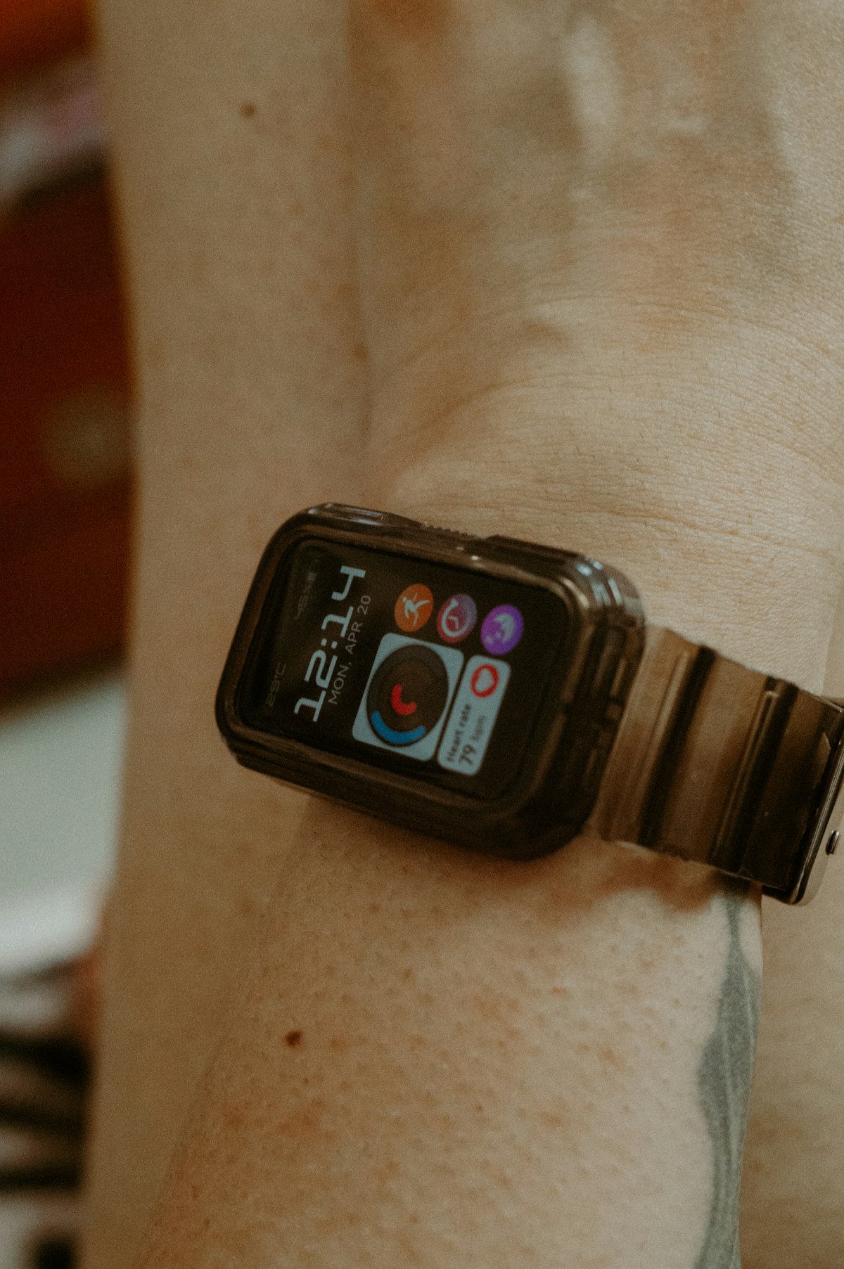 Close-up de um smartwatch no pulso mostrando a tela com informações
